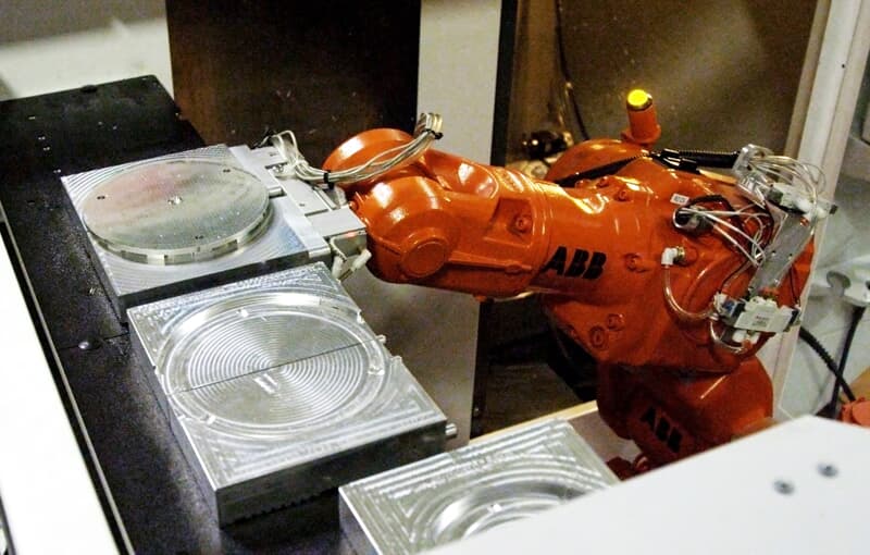 roboty pomôžu CNC strojom