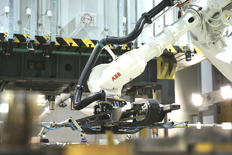 priemyselny robot vo vyrobe